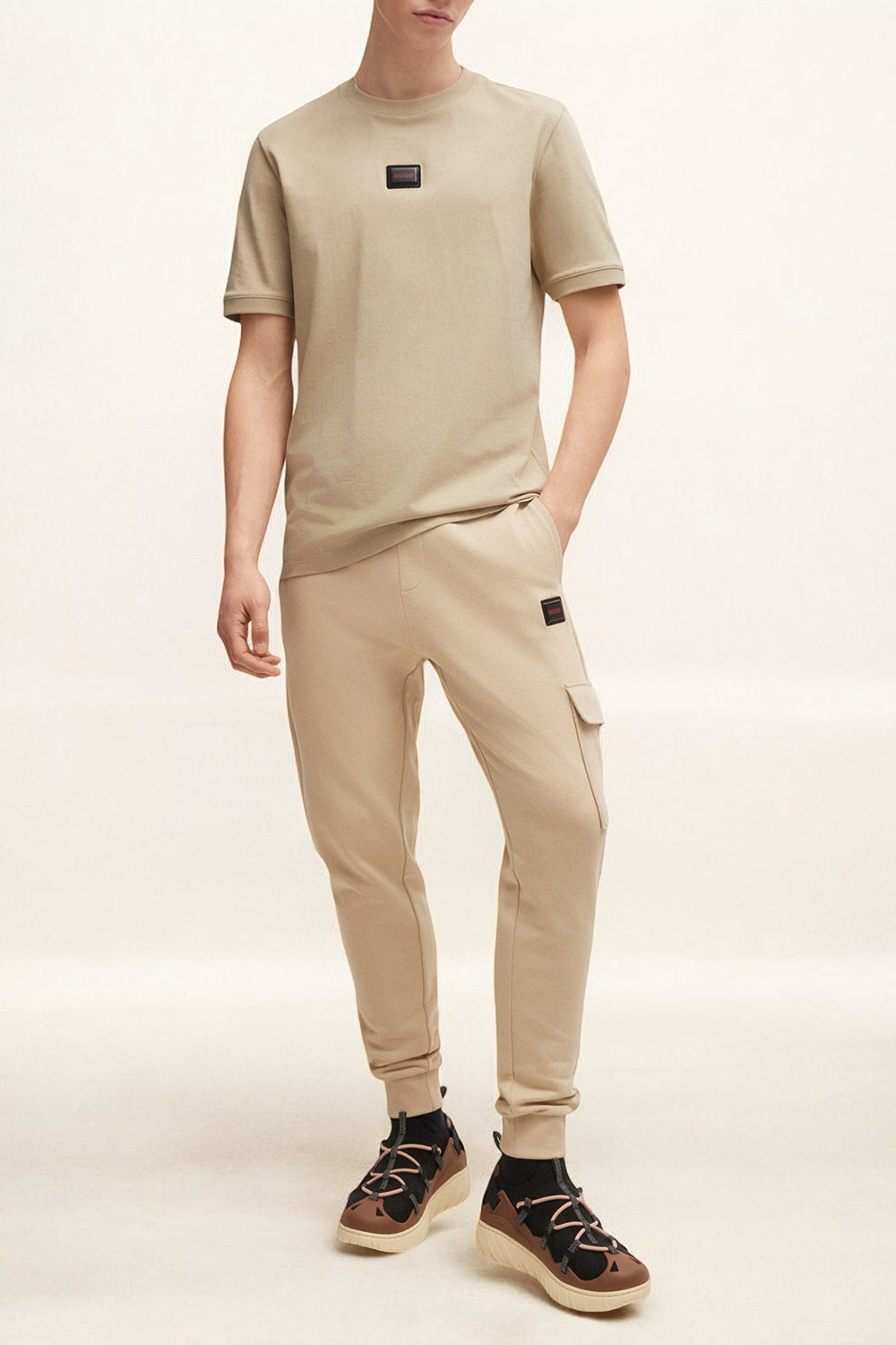 תמונת כל הלוק של חולצת טי